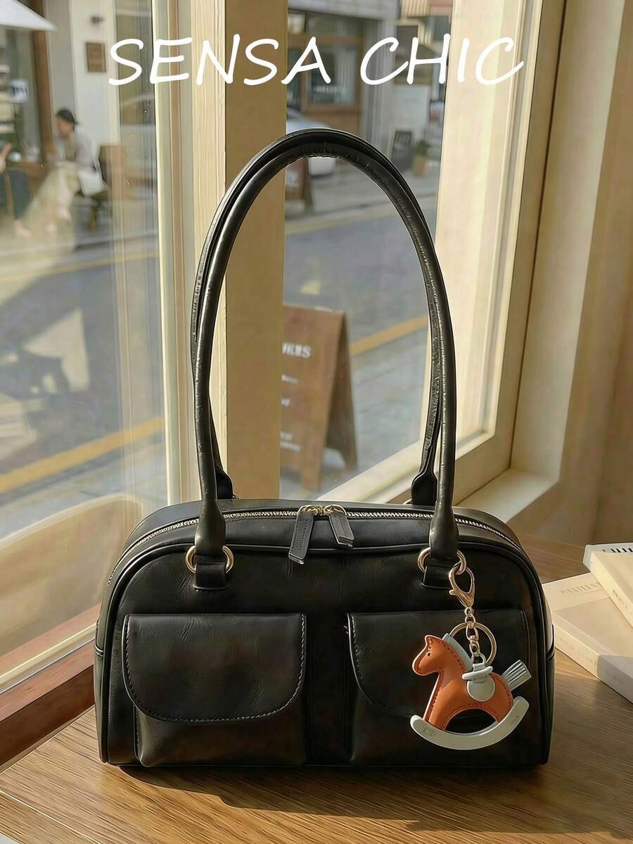 Chiếc túi đeo vai nữ thời trang và cổ điển này có thiết kế hai quai xách, với kiểu dáng gợi nhớ đến túi bowling. Tối giản nhưng rộng rãi, đây là một chiếc túi đi làm đầy phong cách. Được làm từ chất liệu PU, túi được trang trí bằng một mặt dây chuyền hình ngựa màu cam, thích hợp cho du lịch, mua sắm, đi làm và nhiều dịp khác nhau. Đây cũng là một món quà tuyệt vời dành cho bạn bè và gia đình. - màu đen - Xem 1