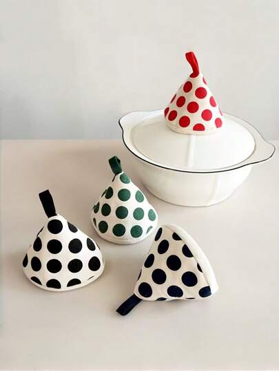 1pc Triangle Heat Resistant Hat, Creative Heat Insulation Hat, Kitchen Anti-Scald Pot Lid Hat, Triangle Heat Insulation Pot Ear Cover, Hanging Rope At The End For Easy Storage, Japanese Minimalist Heat Resistant Glove For Microwave Oven Baking Pot Handle Thick Insulation Ear Cover