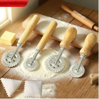 Bộ dụng cụ làm bánh giá cả phải chăng với tay cầm bằng gỗ, bền và dễ vệ sinh, lý tưởng cho các buổi họp mặt gia đình, hoạt động cha mẹ - con cái và làm bánh tại nhà. Bộ dụng cụ làm bánh chất lượng cao này cũng là một món quà tuyệt vời nhân Ngày của Mẹ/sinh nhật dành cho những người đam mê làm bánh.