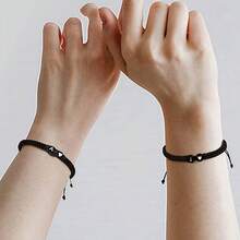 1条26字母可调节编织情侣手链，适合女性、少女，可作为毕业礼物、生日礼物、珠宝礼物或母亲节礼物。 - 黑色 - 查看 3