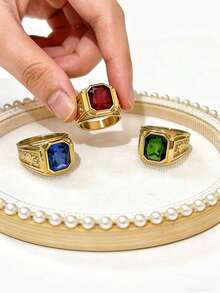 这款男士戒指设计稳重优雅，商务休闲风格，镶嵌红/绿/蓝三色锆石，采用316不锈钢材质，并真空镀18K金，经久耐用，防磨损，防水，不褪色，低致敏性，时尚休闲，适合男士佩戴。 - 金色 - 查看 7