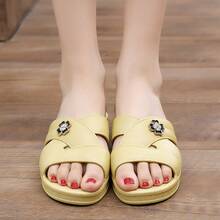 Sandalias de suela gruesa con talón de mujer Sandalias planas de cuatro hojas con pedrería metálica para mujer. Zapatos casuales sin cordones con suelas antideslizantes y resistentes al desgaste. Zapatillas de madre de tamaño mediano, refinadas y de alta gama, con diseño floral y puntera redondeada estilo hada. - Amarillo - Ver 9