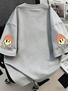 這款T恤印有微笑臉孔與標語，提供所有尺寸，適合大尺碼女性。非常適合夏季度假、假期、新年、情人節、母親節等場合，也是送給媽媽的理想禮物。畢業短袖上衣 - 灰色 - 查看 2