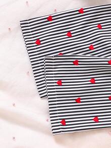 Set de 2 piezas con camiseta de manga corta y cuello redondo con bordado de corazón para niñas jóvenes y pantalones de pierna ancha con estampado de corazones a rayas y cintura elástica, adecuado para el Día de San Valentín, días festivos y uso casual - Negro - Ver 9