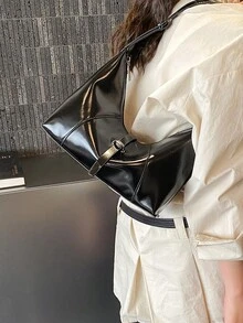 这款时尚现代的女士单肩包采用哑光黑色外观，设计简约优雅。可调节肩带使其适合购物、旅行和其他休闲活动。包身采用耐用防水的PU材质，并配有金属拉链。这款包是馈赠亲友、购物、约会、工作、摄影和度假的绝佳选择。 - 黑色 - 查看 4