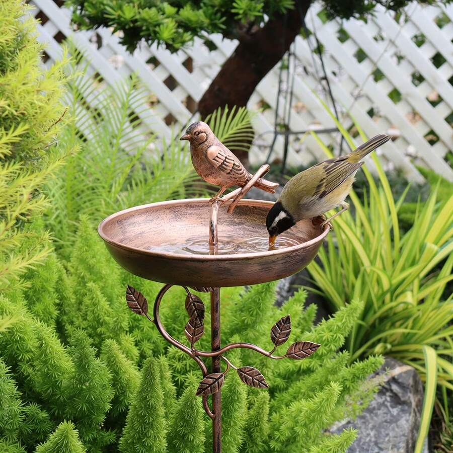 Bañera de pájaros de pedestal de cobre antiguo con figura de pájaro y acentos de hojas. Tazón de bañera de pájaros de metal vintage para decoración de jardín, patio, césped y patio trasero. Comedero de pájaros rústico resistente a la intemperie para observación de aves y atracción de vida silvestre