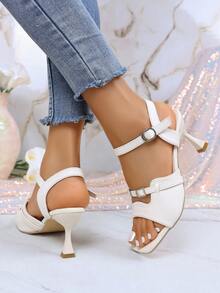 Giày cao gót mũi vuông màu trắng với quai kép và khóa bạc - Sandal đế dày phù hợp với quần jeans. - trắng - Xem 6