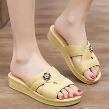 Sandalias de suela gruesa con talón de mujer Sandalias planas de cuatro hojas con pedrería metálica para mujer. Zapatos casuales sin cordones con suelas antideslizantes y resistentes al desgaste. Zapatillas de madre de tamaño mediano, refinadas y de alta gama, con diseño floral y puntera redondeada estilo hada. - Amarillo - Ver 8