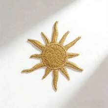 2片金色太阳刺绣布贴，可熨烫/缝纫，采用金线设计，中心带孔，方便熨烫/缝纫，适用于DIY服装、夹克、帽子和包包，无需缝纫即可修补。 - 2Pcs - 查看 5