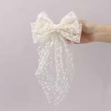 1个蕾丝蝴蝶结发夹，甜美优雅的仙气风格，采用精致的白色蕾丝蝴蝶结搭配花朵刺绣雪纺飘带，适合长发，为您的造型增添浪漫气息。 - 彩色 - 查看 9