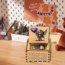 Hộp nhạc cổ tích mộng mơ 1 chiếc với đôi cánh rung rinh, kết hợp với tay cầm bằng vải denim rách độc đáo trên quả bóng hình trái tim, nền họa tiết vẩy sơn nghệ thuật tạo thêm không khí đặc biệt, âm thanh trong trẻo và du dương, một hành trình âm nhạc lãng mạn dù dùng để trang trí bàn làm việc hay làm quà tặng ý nghĩa, phong cách ấm áp và thư giãn, thích hợp để làm quà tặng và trưng bày trên bàn. - Một cỡ - Xem 9