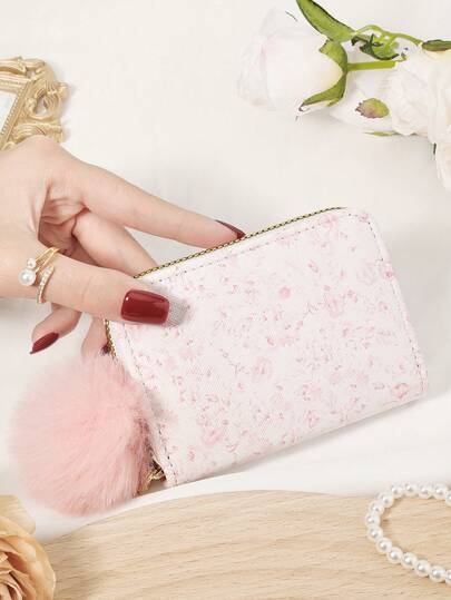 时尚钱包，高品质信用卡收纳袋，饰有精致绒球，简约休闲多卡位卡包，适合户外、旅行和返校季使用。