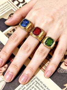 这款男士戒指设计稳重优雅，商务休闲风格，镶嵌红/绿/蓝三色锆石，采用316不锈钢材质，并真空镀18K金，经久耐用，防磨损，防水，不褪色，低致敏性，时尚休闲，适合男士佩戴。 - 金色 - 查看 1