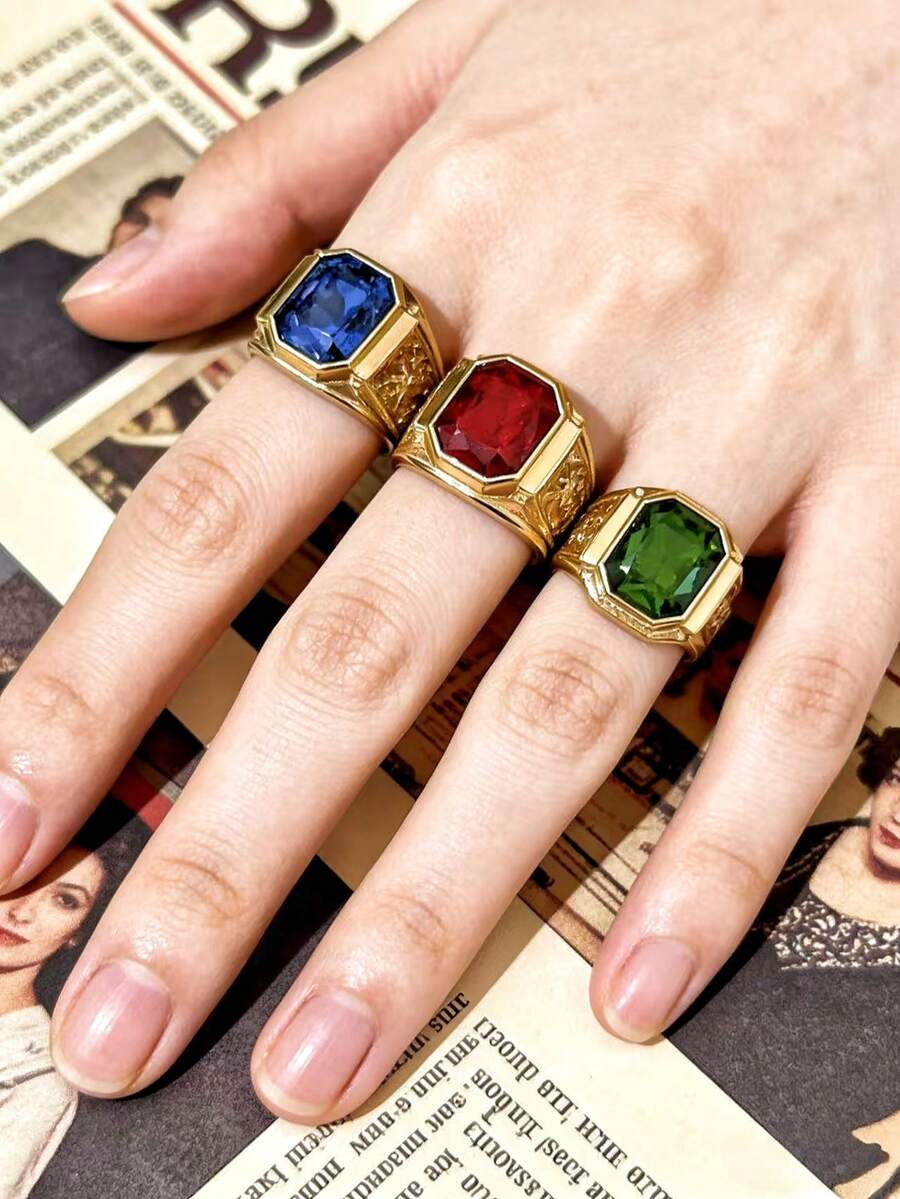 这款男士戒指设计稳重优雅，商务休闲风格，镶嵌红/绿/蓝三色锆石，采用316不锈钢材质，并真空镀18K金，经久耐用，防磨损，防水，不褪色，低致敏性，时尚休闲，适合男士佩戴。 - 金色 - 查看 1