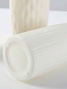 简约的白色瓶身搭配轻盈的塑料材质，外观时尚且不易碎裂。摆放在书桌、窗台或玄关处，都能营造出令人愉悦的氛围。它还能拍出精美的照片，瞬间提升桌面的整洁度和精致感。此外，它易于清洁且经久耐用。 - A - 查看 9