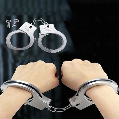 Còng tay nhựa màu bạc kiểu cổ điển, đa năng và gợi cảm, phù hợp cho sử dụng hàng ngày, trang phục Halloween, tiệc tùng, v.v., vui nhộn và bền bỉ, rất thích hợp cho nhập vai và biểu diễn sân khấu, phụ kiện quần áo, quà tặng tiệc tùng và quà tặng ngày lễ lý tưởng.