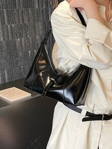 这款时尚现代的女士单肩包采用哑光黑色外观，设计简约优雅。可调节肩带使其适合购物、旅行和其他休闲活动。包身采用耐用防水的PU材质，并配有金属拉链。这款包是馈赠亲友、购物、约会、工作、摄影和度假的绝佳选择。 - 黑色 - 查看 5