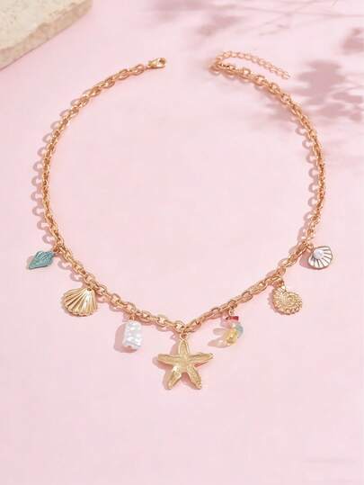这款时尚百搭的颈链配有金色海星和仿珍珠吊坠，适合日常佩戴、派对和音乐节等场合。宝石颜色随机排列。