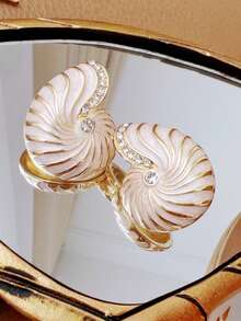 1 Đôi bông tai hình vỏ sò tráng men kiểu cổ điển, thích hợp cho nữ giới đeo hàng ngày và đi nghỉ mát ở bãi biển. - Ngà - Xem 9