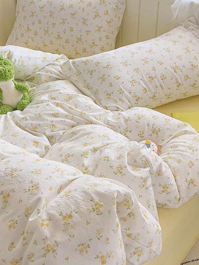 三件套黄色小碎花印花被套，超柔软透气，采用优质超细纤维和防皱纱线面料，四季通用。可机洗，不易褪色，不易起球，不易缩水，不易起皱。简约清新的INS风，营造迷人卧室氛围。易于打理，适用于特大号/大号/标准双人床/单人床。是居家、宿舍、公寓、客房、度假屋和送礼的理想之选。