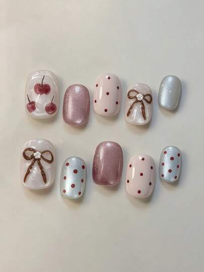 10片纯手工制作的按压式美甲，短款椭圆形美甲，多色美甲，复古甜美少女风，粉紫色搭配银灰色撞色猫眼图案，手绘樱桃苹果波点图案，可爱温柔的按压式美甲，适合女性和女孩，春夏秋冬节日派对及日常生活使用。
