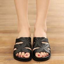 Sandalias de suela gruesa con talón de mujer Novedades de verano: sandalias de moda para mujeres de mediana edad y mayores. Zapatos casuales de tacón medio y suela blanda para madres y mujeres embarazadas. - Negro - Ver 4