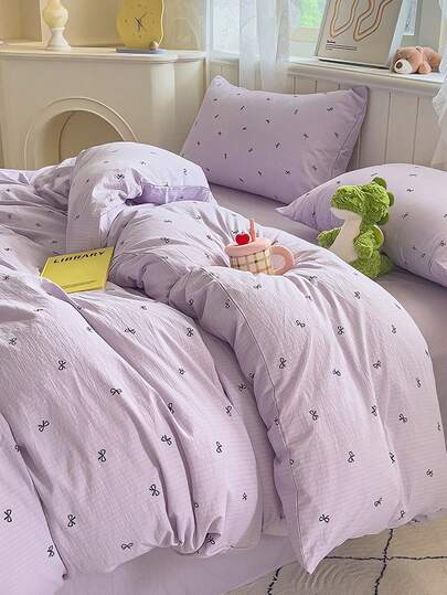 3pcs Cute Bow Print Duvet Cover Set, Super Soft & Breathable, Made Of Premium Microfiber & Wrinkle-Resistant Fabric, All-Season Bedding. Machine Washable, Fade-Resistant, Anti-Pilling, Shrink & Wrinkle-Resistant. Minimalist Fresh INS Style Creates Charming Bedroom Ambiance. Easy Care Bedding Set Fits King/Queen/Full/Twin Size. Suitable For Home, Dorm, Apartment, Hotel, Vacation Rental And Gifts.