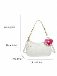 这是一款白色女士单肩包，采用PU材质制成。它是一款纯白色女士手提包，饰有红色花朵吊坠和字母装饰。这款包采用顺滑的拉链设计，配有链条手柄和可调节长肩带，方便您肩背、斜挎或手提。 - 白色 - 查看 2