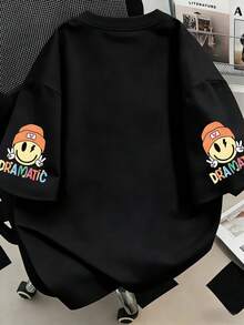 這款T恤印有微笑臉孔與標語，提供所有尺寸，適合大尺碼女性。非常適合夏季度假、節日、新年、情人節、母親節等場合，也是送給媽媽的理想禮物。畢業季短袖上衣 - 黑色 - 查看 2