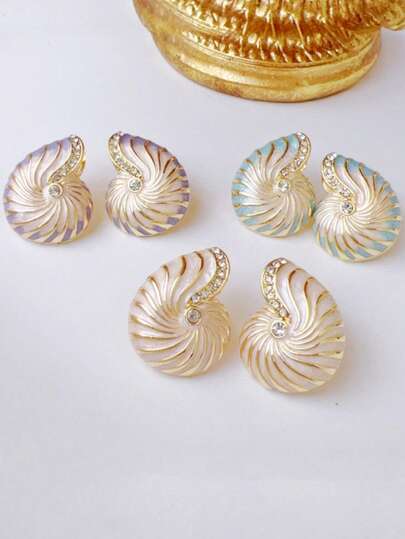1 Đôi bông tai hình vỏ sò tráng men kiểu cổ điển, thích hợp cho nữ giới đeo hàng ngày và đi nghỉ mát ở bãi biển.