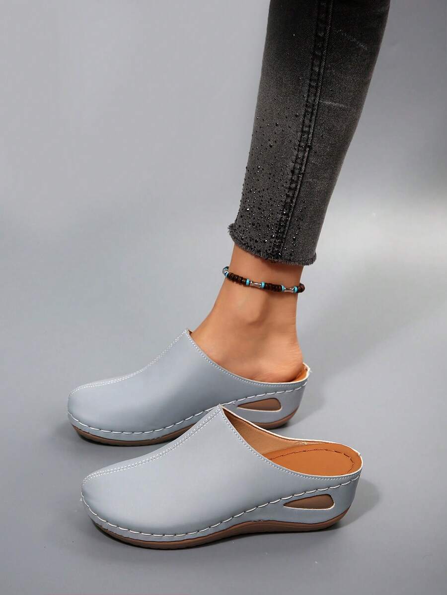 5.5厘米坡跟纯色休闲一脚蹬鞋，适合办公室、户外、四季穿着。