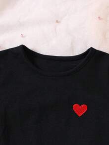 Set de 2 piezas con camiseta de manga corta y cuello redondo con bordado de corazón para niñas jóvenes y pantalones de pierna ancha con estampado de corazones a rayas y cintura elástica, adecuado para el Día de San Valentín, días festivos y uso casual - Negro - Ver 4