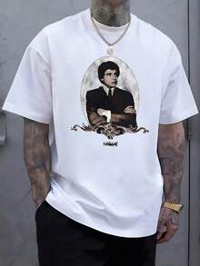 Retrato simbólico de un hombre con traje elegante y brazos cruzados que expresa confianza poder y homenaje al espíritu clásico de superación personal con marco artístico ornamentado y fondo gris que resalta su presencia camiseta de hombre cómoda de algodón suave ideal para uso diario y combinación moderna - Blanco - Ver 1