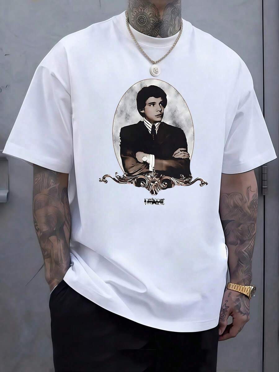 Retrato simbólico de un hombre con traje elegante y brazos cruzados que expresa confianza poder y homenaje al espíritu clásico de superación personal con marco artístico ornamentado y fondo gris que resalta su presencia camiseta de hombre cómoda de algodón suave ideal para uso diario y combinación moderna - Blanco - Ver 1
