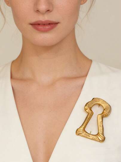 1PC Vintage Gold Tone Keyhole Shaped Brooch, Elegant Textured Metal Pin For Sweater, Coat, Scarf Accessory