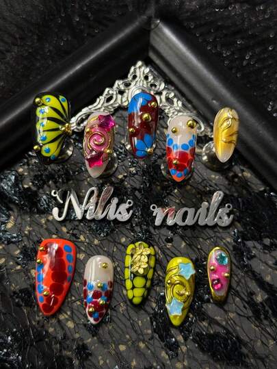 10 piezas Kit de acrílico para uñas de almendra, con una variedad de colores que incluyen borgoña, amarillo fluorescente y naranja, uñas francesas naranjas, superficie de uñas con mezcla dorada, líneas asimétricas y patrones geométricos dibujados a mano como puntos verdes y burdeos, pétalos azules, flores metálicas tridimensionales y múltiples bolitas doradas pequeñas y rojo rosa