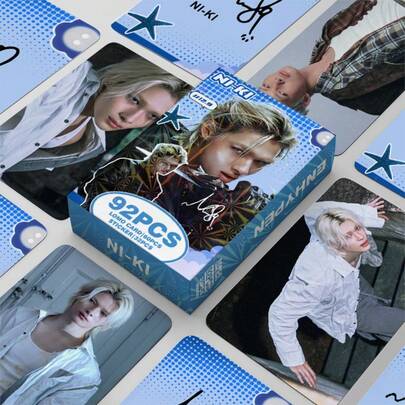 92 pezzi Set di Photocards, Lomo Card e Adesivi della nuova versione solista dell'album K-POP ENHYPN, con SUNOO, NI-KI, HEESEUNG, collezione per fan, stampa ad alta definizione con texture premium, facile da conservare e salvaspazio, perfetto per collezione, decorazione e regalo, rapporto qualità-prezzo eccellente, scelta ideale per studenti, soddisfa le esigenze quotidiane di inseguimento degli idol dei fan K-pop. 92 pezzi (60 carte + 32 piccoli adesivi)
