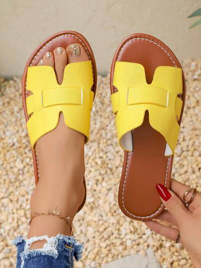 2026新款女士纯色平底凉鞋，压纹皮革，时尚优雅，百搭实用，适合夏季休闲外出、度假和海滩穿着。