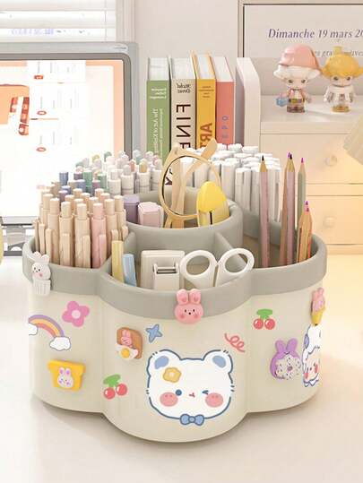 Este adorable soporte giratorio para bolígrafos es un organizador de papelería multifuncional de gran capacidad para su escritorio de oficina. Hecho de material PP duradero, es perfecto para dormitorios y escritorios de oficina. Este soporte giratorio para bolígrafos es un soporte creativo para escritorios de estudiantes, que ofrece gran capacidad y un diseño sencillo y elegante.