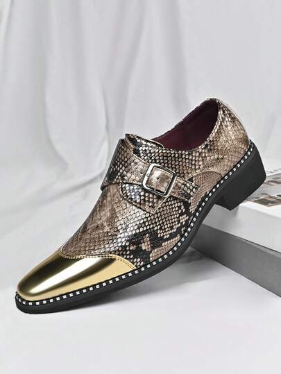1 par de zapatos formales y casuales de vestir para hombres con parte superior de piel de serpiente texturizada con adornos metálicos y suela de goma con tacón bajo