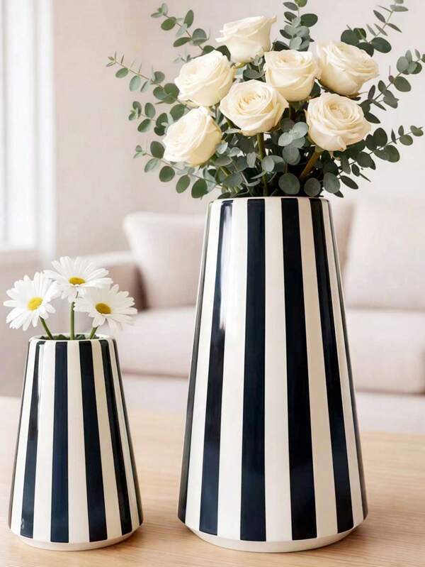 1个简约欧式黑白条纹花瓶，适用于客厅电视柜和餐厅橱柜。