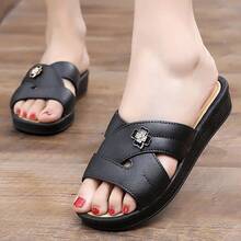 Sandalias de suela gruesa con talón de mujer Sandalias planas de cuatro hojas con pedrería metálica para mujer. Zapatos casuales sin cordones con suelas antideslizantes y resistentes al desgaste. Zapatillas de madre de tamaño mediano, refinadas y de alta gama, con diseño floral y puntera redondeada estilo hada. - Negro - Ver 3