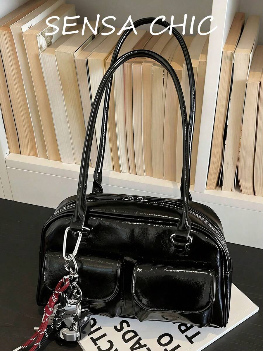 这款黑色PU皮革单肩包设计简约时尚。外部设有相机配件袋，正面还有一个口袋。包身采用多功能保龄球包风格，配备顺滑的金属拉链和双提手，方便您肩背或手提。内部空间可容纳口红、钥匙、化妆品等日常必需品。适合女性通勤、外出、购物或约会时使用。 - 查看 1