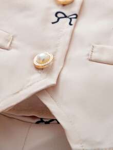Este es un conjunto de ropa elegante y exquisito para niñas, con un color principal blanco crema, estilo chaleco sin mangas, cuello en V, combinado con una falda corta plisada, adornado con un estampado de pequeños lazos negros en todo el conjunto, el patrón de lazos negros añade un toque de encanto infantil, adecuado para actividades escolares, reuniones familiares o ocasiones formales. - Beis - Ver 7