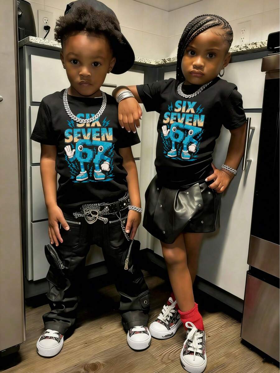 Camiseta de manga corta con estampado de letra y gráfico de dibujos animados para niño pequeño - Negro - Ver 1