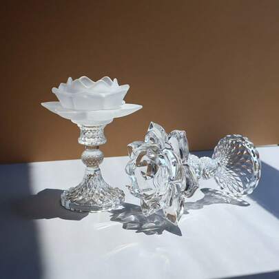 1个水晶玻璃莲花烛台，供奉蜡烛底座装饰