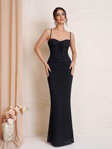 优雅女士黑色露背吊带长款网纱连衣裙，饰有撞色蕾丝和鱼骨细节，适合派对、婚礼等春季场合穿着。 - 黑色 - 查看 4