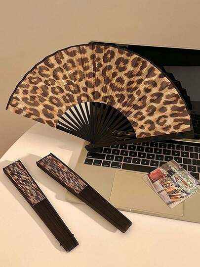 1把豹纹折叠手扇，便携式竹扇，适用于汉服、旗袍、舞蹈、夏季日常使用、户外、花园、旅行必备、便携必备、海滩必备、毕业季、毕业典礼、毕业礼物、毕业赠礼、祝贺毕业、毕业典礼、优秀毕业生、毕业派对、户外必备、旅行便携、徒步旅行必备、露营必备、便携工具、夏季必备、夏季便携