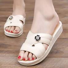 Sandalias de suela gruesa con talón de mujer Sandalias planas de cuatro hojas con pedrería metálica para mujer. Zapatos casuales sin cordones con suelas antideslizantes y resistentes al desgaste. Zapatillas de madre de tamaño mediano, refinadas y de alta gama, con diseño floral y puntera redondeada estilo hada. - Beis - Ver 1