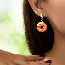 Pendientes asimétricos hechos a mano con diseño de donut de crema de piña creativos para mujeres - Blanco - Ver 4